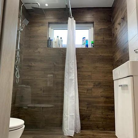 R&J Guesthouse Ro0M Гріндавік Екстер'єр фото